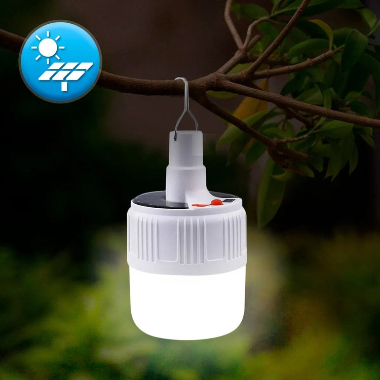 Bombillo LED solar colgante con luz blanca, ideal para exteriores.