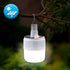Bombillo LED solar colgante con luz blanca, ideal para exteriores.