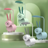 Cuatro lámparas LED con diseño de conejos en colores pastel (rosado, verde menta, azul claro y blanco), perfectas para escritorios infantiles o decoración de habitaciones juveniles. Cada lámpara tiene orejas de conejo y luz direccionable tipo lámpara de escritorio.